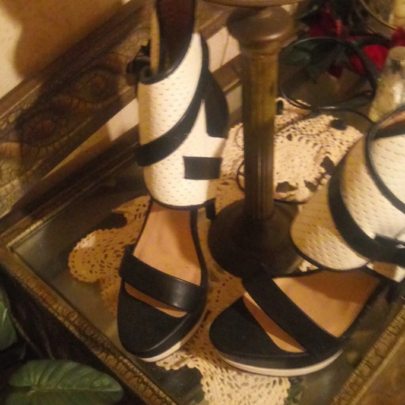 Black and white shoes - Picture 3 of 4